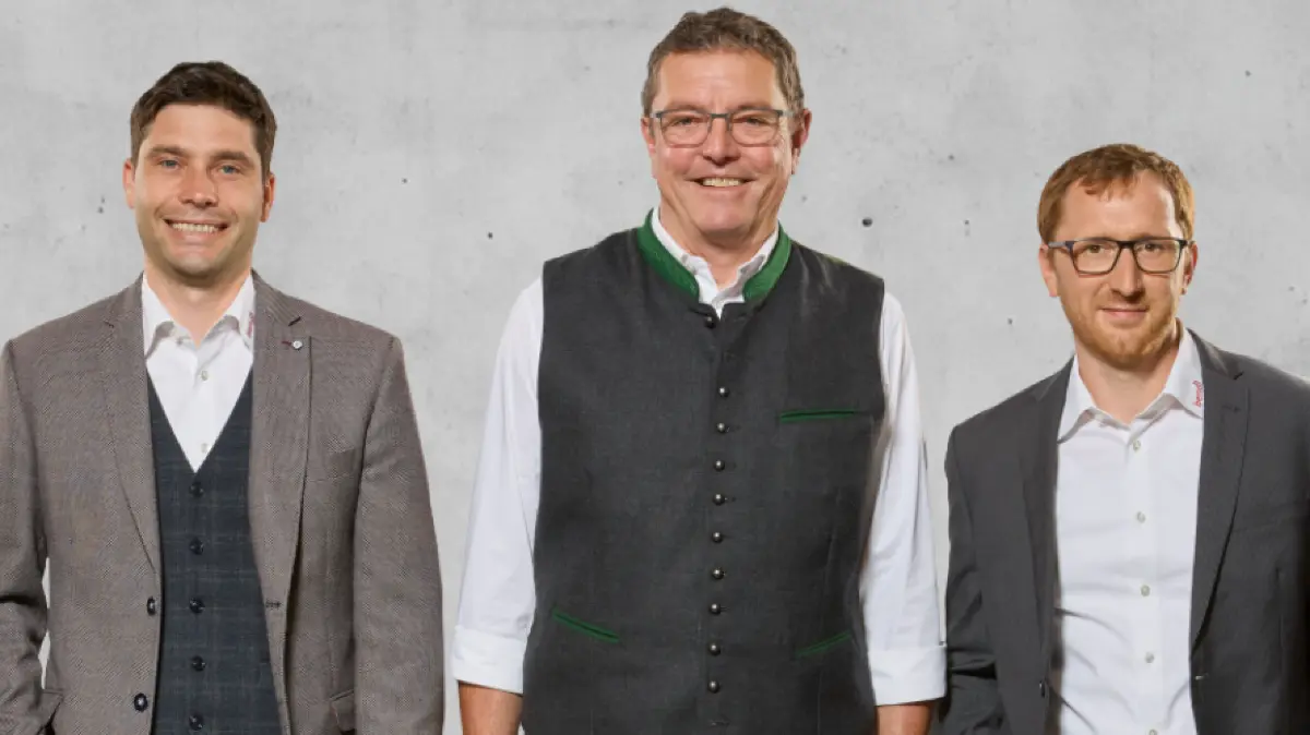 Personen v.l.n.r.: Die geschäftsführenden Gesellschafter Peter Finkel und Stefan Wiedemann vom Bauunternehmen bendl sowie Michael Maurer – Leiter des Planungsbüros kreaplan.
