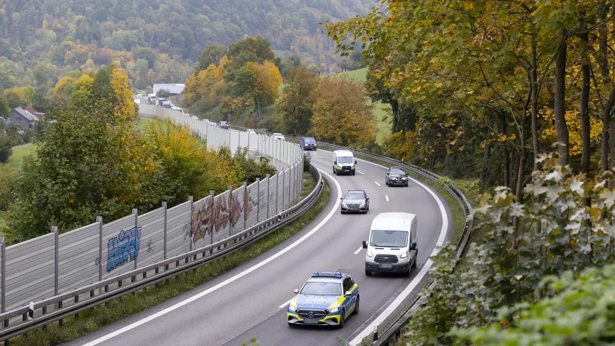 Autobahn A8, A 8, BAB 8, bei Mühlhausen im Täle - Albaufstieg