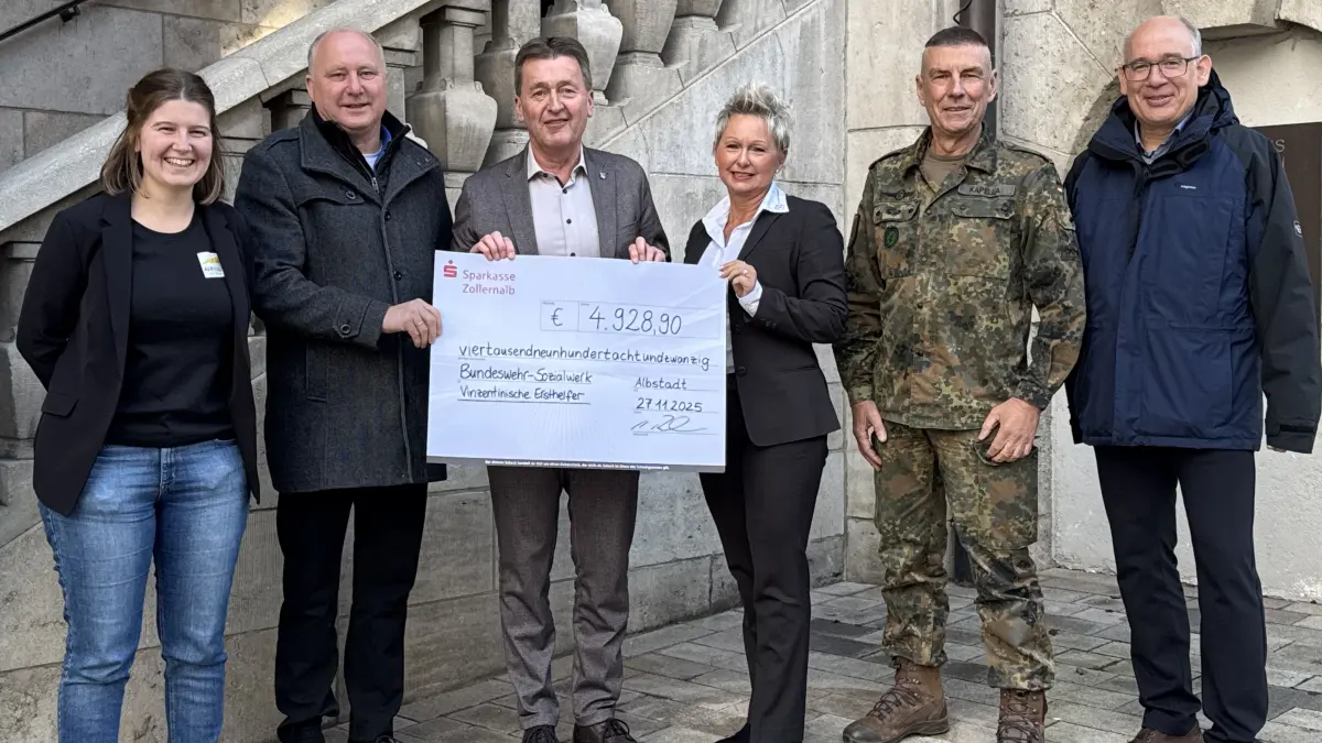 Freuen sich für die gute Sache: Prisca Hille (Kulturamt), Diakon Michael Weimer, Oberbürgermeister Roland Tralmer, Regierungsamtsrätin Adriana Werner, Oberst Jürgen Kapella und Kulturamtsleiter Martin Roscher (von links).