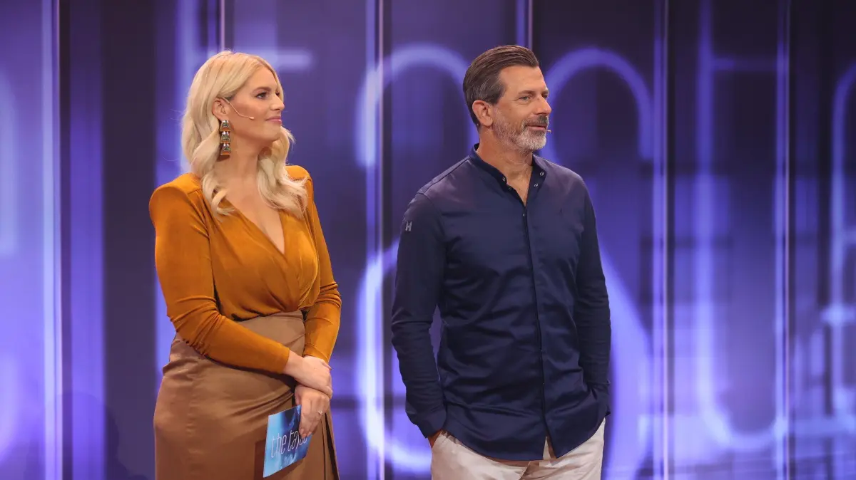 Moderatorin Angelina Kirsch begrüßt Gastjuror Andreas Caminada.