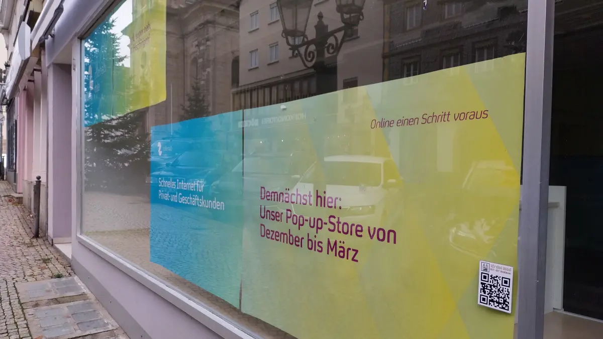 Im Schaufenster der ehemaligen Strumpfboutique wird der Pop-up-Store der Zollernalb-Data bereits angekündigt – eröffnet wird am Mittwoch, 3. Dezember.