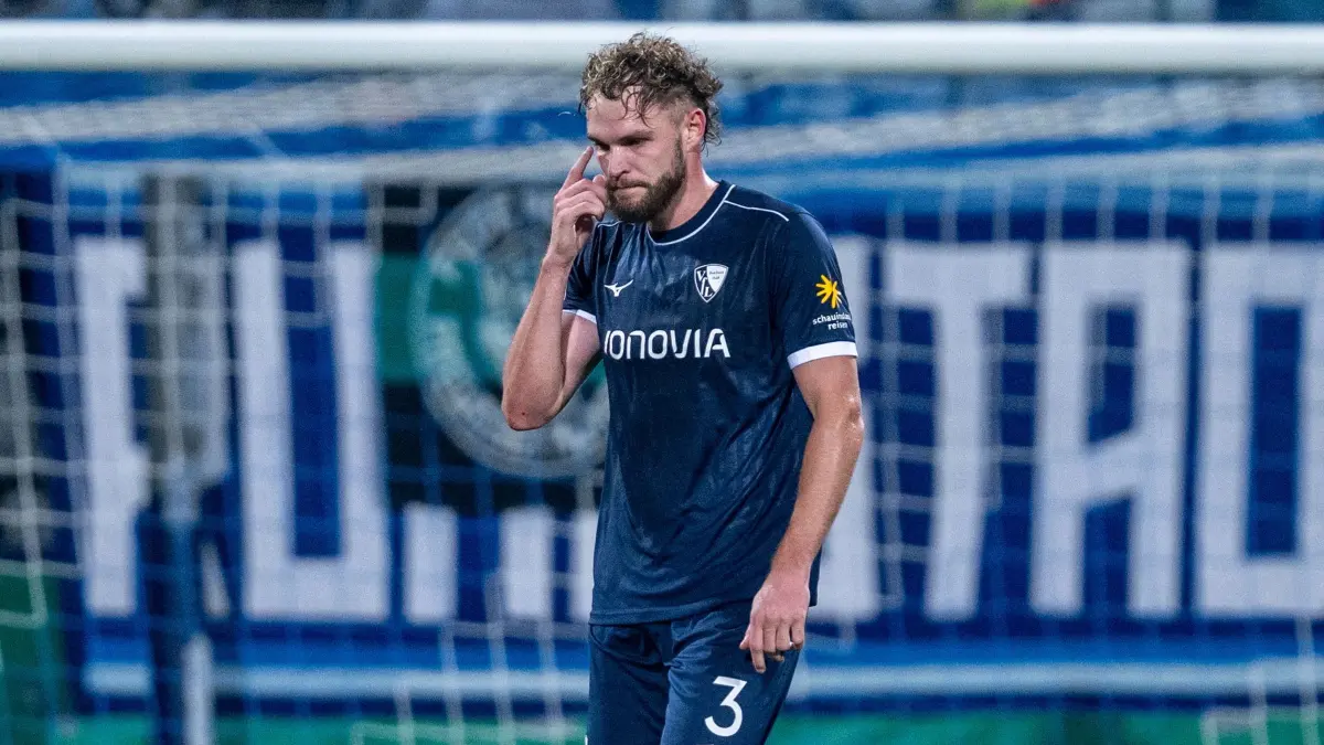 VfL Bochum - VfB Stuttgart: 03.12.2025, Nordrhein-Westfalen, Bochum: Fußball: DFB-Pokal, VfL Bochum - VfB Stuttgart, Achtelfinale, Vonovia Ruhrstadion: Philipp Strompf (VfL Bochum) verlässt nach seiner Roten Karte das Spielfeld. Foto: David Inderlied/dpa - WICHTIGER HINWEIS: Gemäß den Vorgaben der DFL Deutsche Fußball Liga bzw. des DFB Deutscher Fußball-Bund ist es untersagt, in dem Stadion und/oder vom Spiel angefertigte Fotoaufnahmen in Form von Sequenzbildern und/oder videoähnlichen Fotostrecken zu verwerten bzw. verwerten zu lassen. +++ dpa-Bildfunk +++