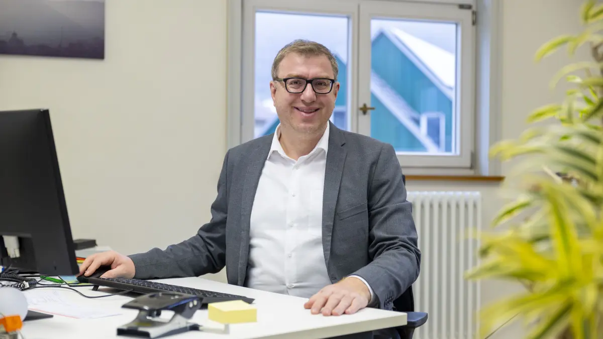 Der wiedergewählte Bürgermeister von Bad Überkingen, Matthias Heim, an seinem Schreibtisch im Rathaus.
