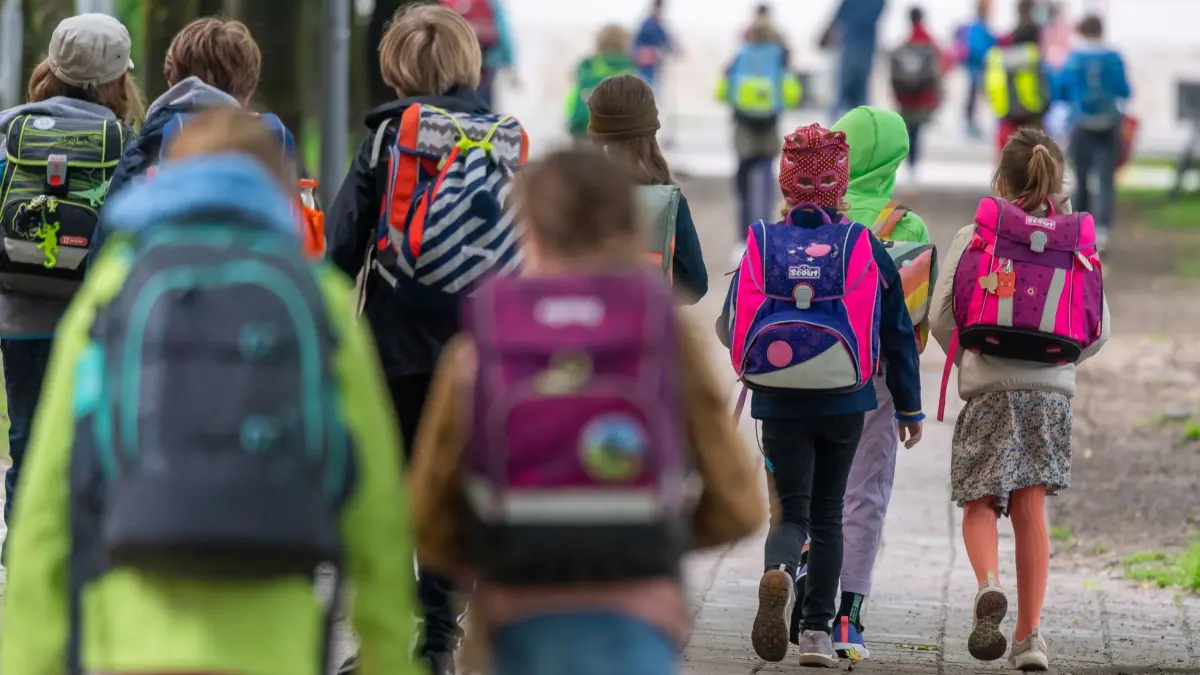 Schulkinder auf dem Schulweg: ARCHIV - 07.06.2021, Bayern, München: Schulkinder gehen am Montagmorgen nach den Pfingstferien wieder in die Schule. (zu dpa: «Bericht: Ganztagsplätze reichen noch nicht») Foto: Peter Kneffel/dpa +++ dpa-Bildfunk +++