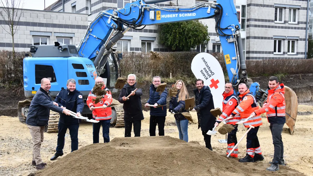 Mit dem Spatenstich für die neue Notfall-Rettungswache zwischen Bundesstraße und Mühlweg will das DRK den gestiegenen Anforderungen im Rettungsdienst gerecht werden. Im Frühjahr 2027 soll der Bau fertig sein.