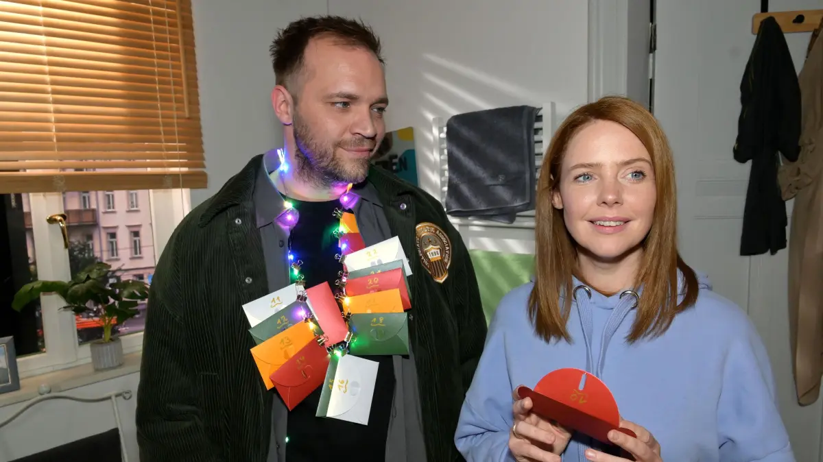 Erik (Patrick Heinrich) überrascht Toni (Olivia Marei) als lebender Adventskalender.