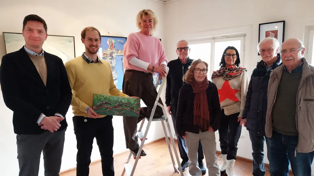 Die Vorbereitungen für die Artothek in der Hechinger Villa Eugenia laufen auf Hochtouren: Das Kreisarchiv-Team und Mitglieder des Hechinger Kunstvereins haben am Mittwoch die Kunstwerke aufgehängt.