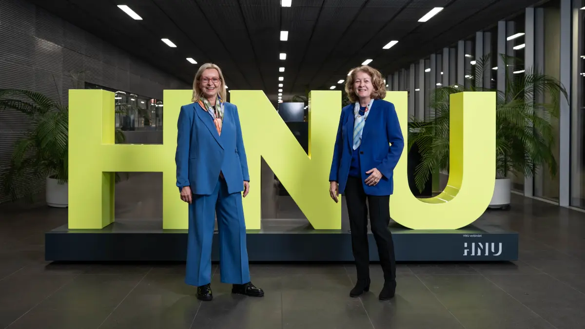 Die kommende und die scheidende Präsidentin der HNU: Julia Kormann (links) und Uta Feser.