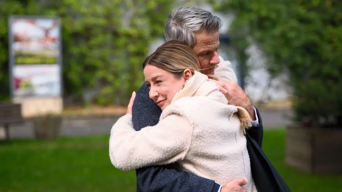 Ute (Isabell Hertel) und Benedikt (Jens Hajek) lassen den Moment vor der Scheidung auf sich wirken.