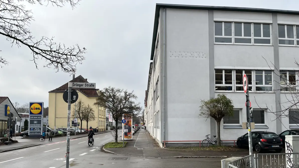 An dieser Wand prangte jahrzehntelang das Logo der Firma Mayser. Nun ist es weg, was Fragen aufwirft.