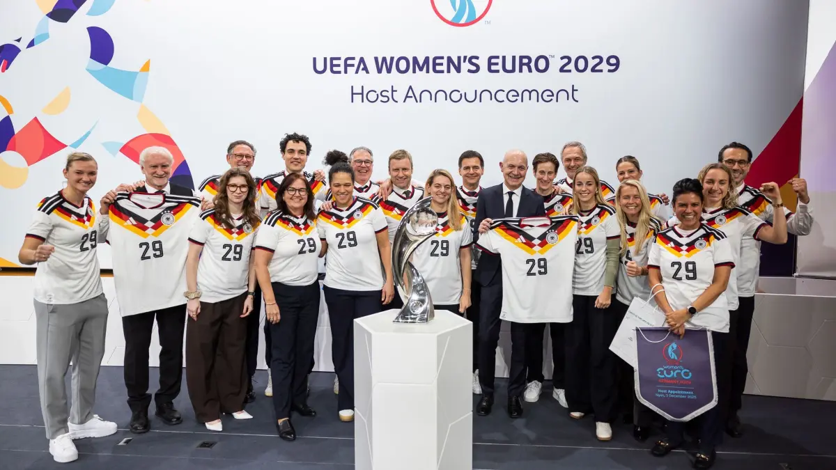 Vergabe der EM der Fußballerinnen 2029: 03.12.2025, Schweiz, Nyon: Die deutsche Delegation feiert während der Bekanntgabe des Gastgebers der UEFA Women's EURO 2029 nach der Sitzung des UEFA-Exekutivkomitees im UEFA-Hauptsitz. Foto: Cyril Zingaro/KEYSTONE/dpa +++ dpa-Bildfunk +++