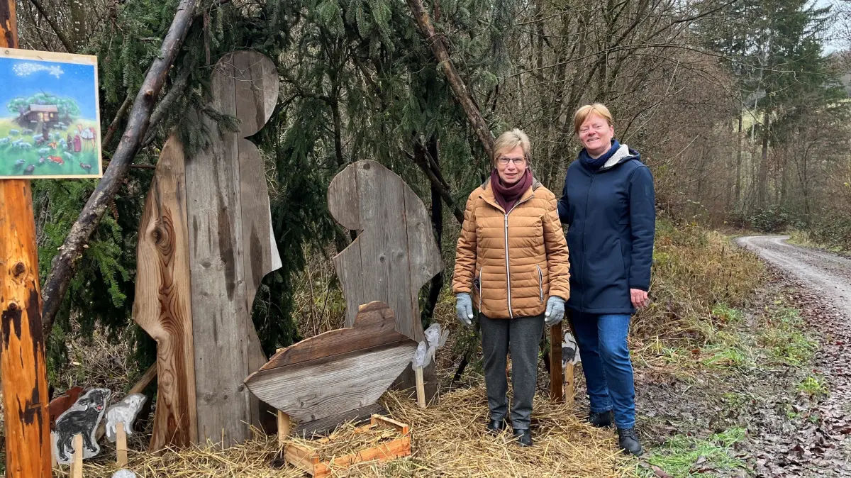 Monika Gerteisz (links) und Petra Noller haben beim ökumenischen Weihnachtsweg in Gaildorf mitgewirkt.