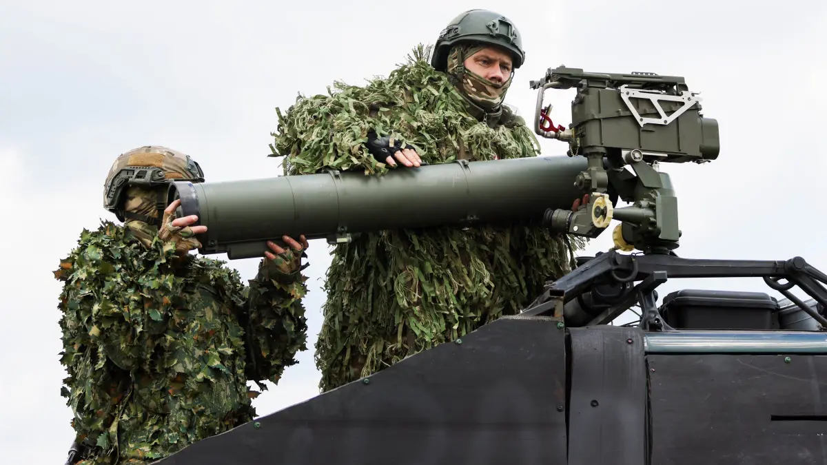 Soldaten der 4. Brigade der russischen Heeresgruppe Süd laden eine Kornet-Panzerabwehrlenkwaffe, die auf einem Patriot-Pickup montiert ist. +++ dpa-Bildfunk +++