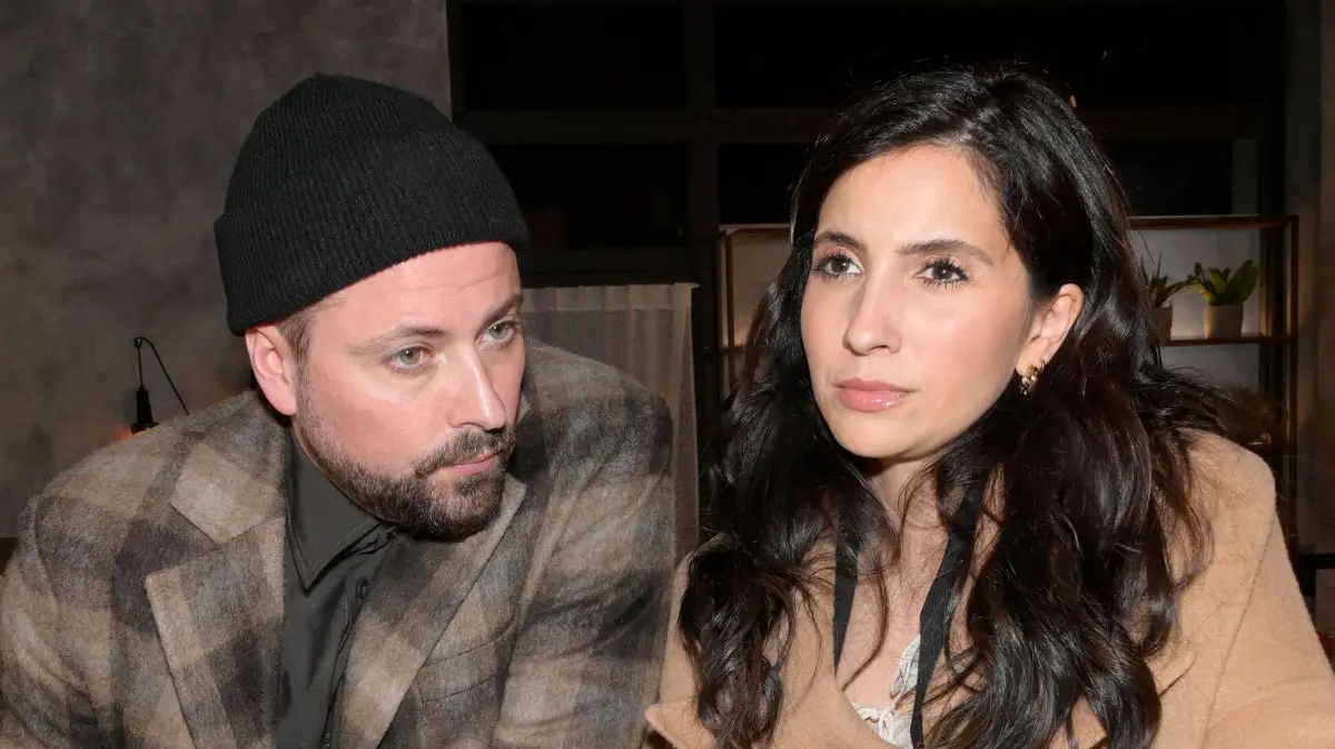 John (Felix von Jascheroff) und Laura (Chryssanthi Kavazi) versuchen ihr Zusammenleben zu regeln.