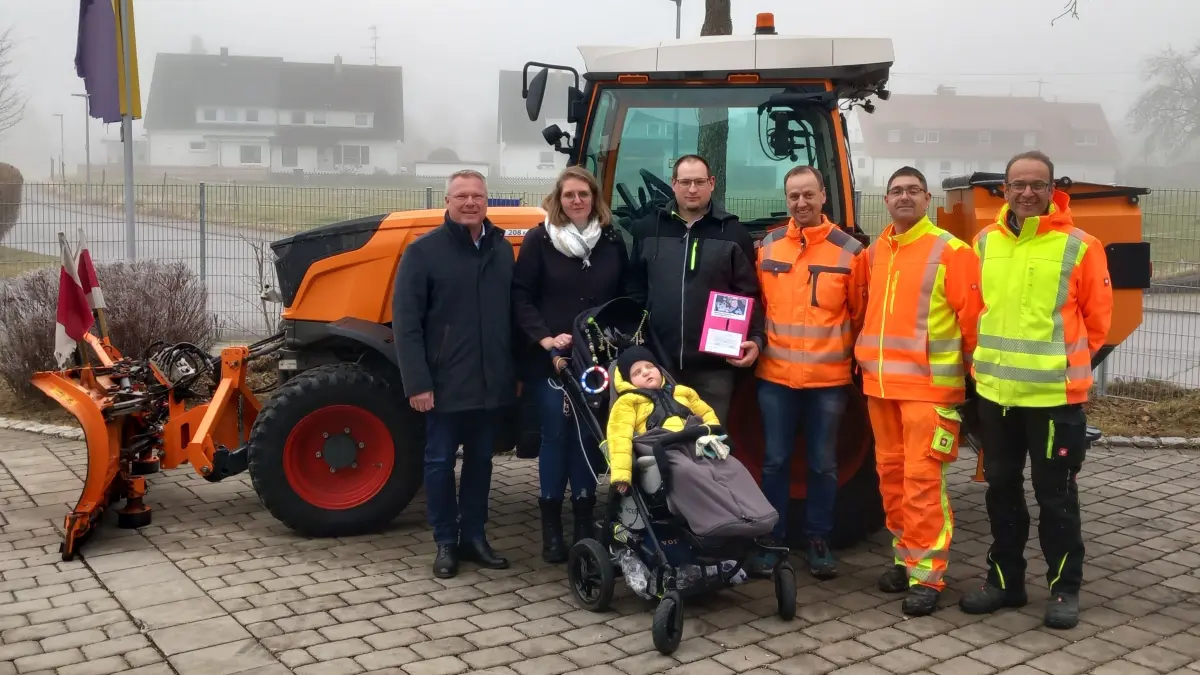 Bürgermeister Michael Weber, Carolin und Andreas Rommel, Andreas Steinbach, André Holzke und Siegfried Anhorn (von links) mit dem kleinen Elias