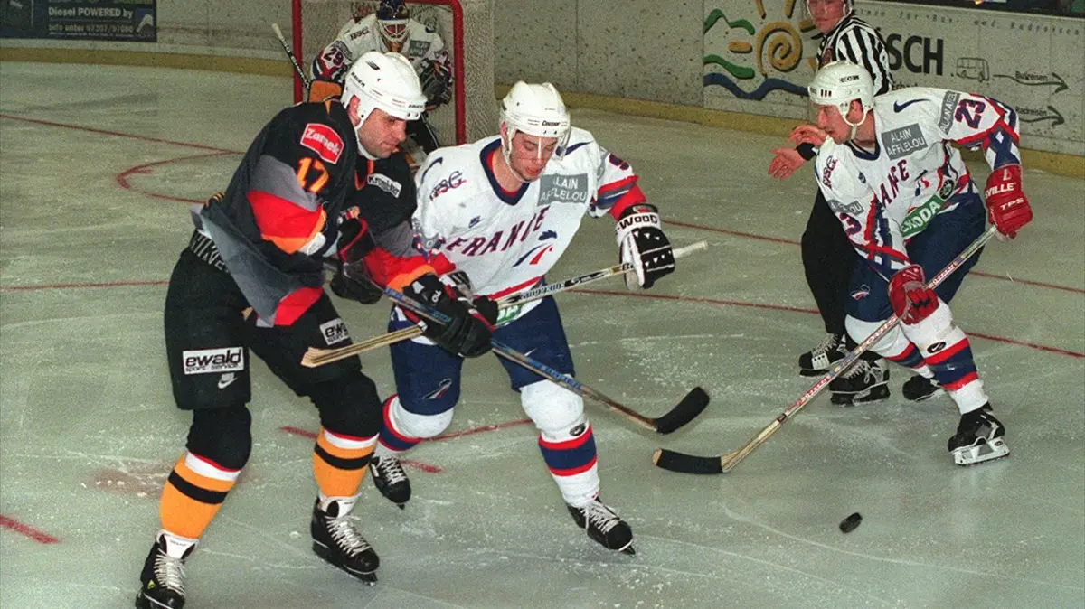 Neu-Ulm, Länderspiel, Deutschland - Frankreich (3:4): Vor dem französischen Tor: Zweikampf mit Peter Draisaitl (links, Nr.17) und zwei Franzosen (Nr.23 und Nr.9)
