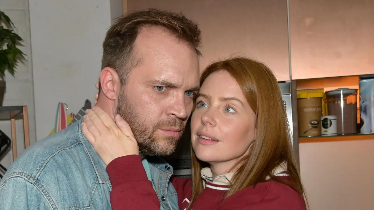 GZSZ-Liebling Erik (Patrick Heinrich) hat Toni (Olivia Marei) betrogen.