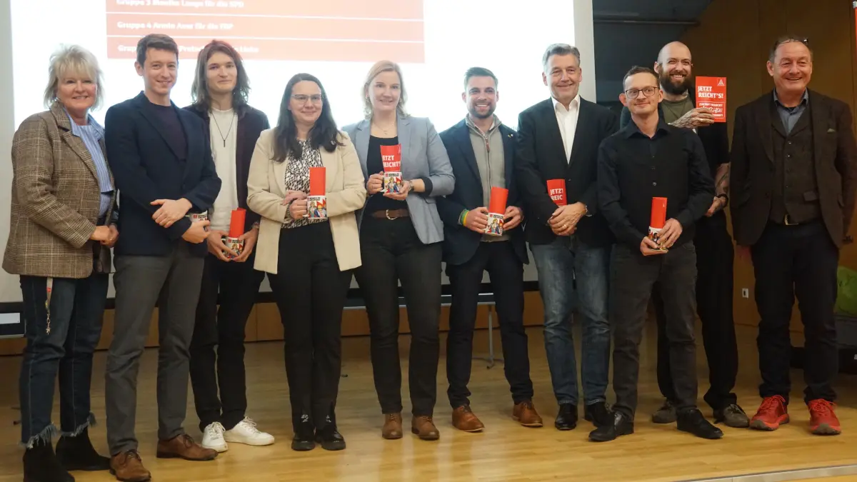 Die Erste Bevollmächtigte Dorothee Diehm (links) und der Zweite Bevollmächtigten Georg Faigle (rechts). Dazwischen (von links): Daniel Belling, Fynn Rubehn (Grüne), Katrin Schindele (CDU), Bettina Ahrens-Diez (SPD), Veit Grünberg, Johannes Feldmann (FDP), Thomas Hanser und Yannic Walheim (Linke).