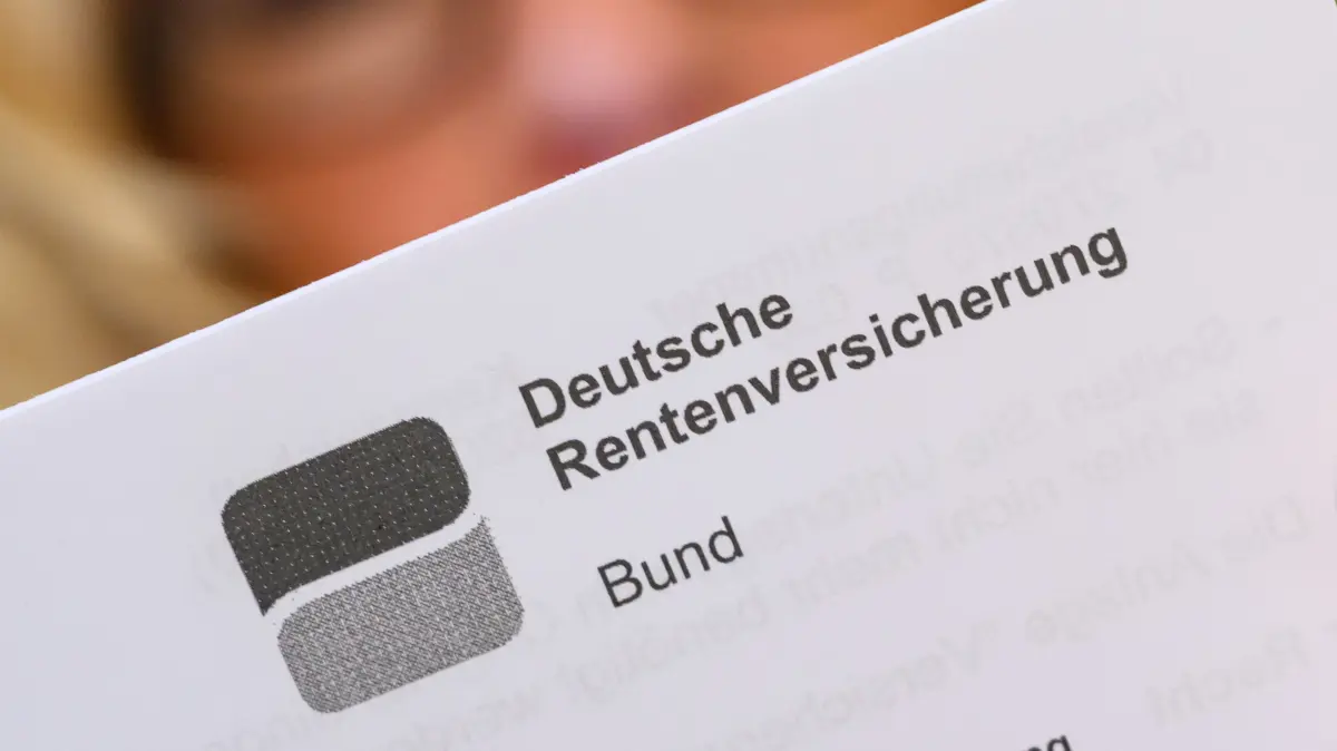 Eine Frau liest ein Schreiben der Deutschen Rentenversicherung in ihrer Wohnung. Die Spitzen von Union und SPD wollen heute Abend im Koalitionsausschusses unter anderem nach einer Lösung im Streit über das Rentenpaket suchen. +++ dpa-Bildfunk +++