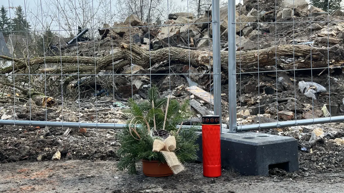 Vor den Trümmern der alten Mühle hat jemand ein Gesteck sowie eine Kerze niedergelegt. (Brand Obersontheim)