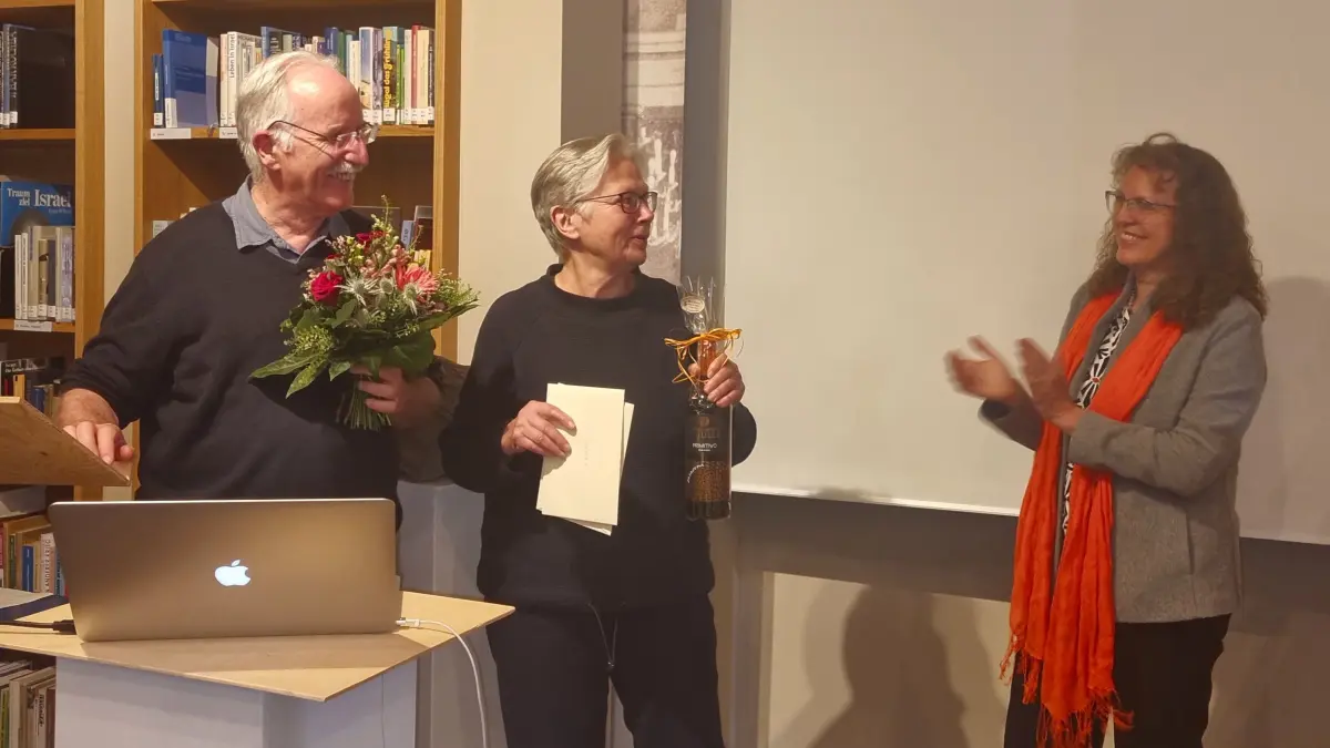 Högerle Dettling: Vorsicht: Dieses Foto ist möglicherweise nur für den einstigen Verlag Schwäbisches Tagblatt verwendbar. Heinz Högerle und Barbara Staudacher freuen sich, dass Andrea Dettling den Vorsitz übernimmt und ihr Erbe weiterführt. Bild: Fabienne Adler
