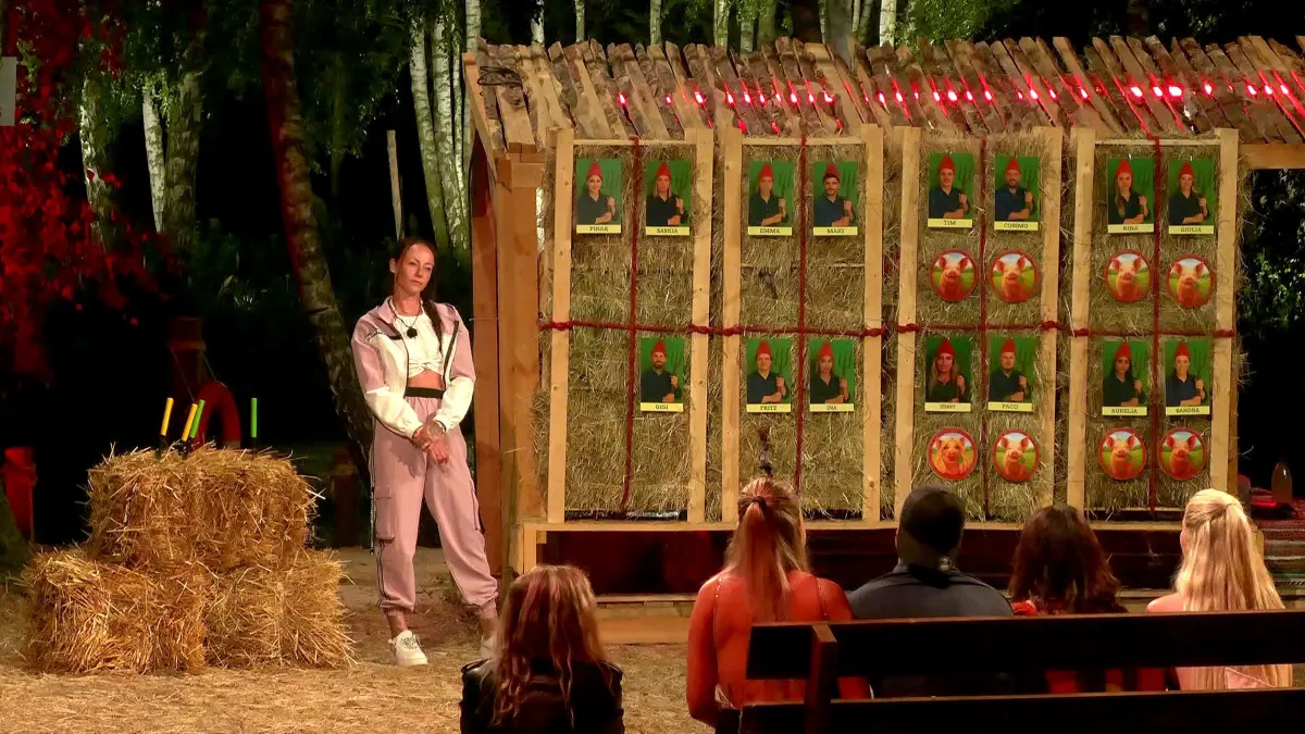 Auf dem „Promihof“ von RTL2 geht das „Große Ausmisten“ in Folge 15 weiter.