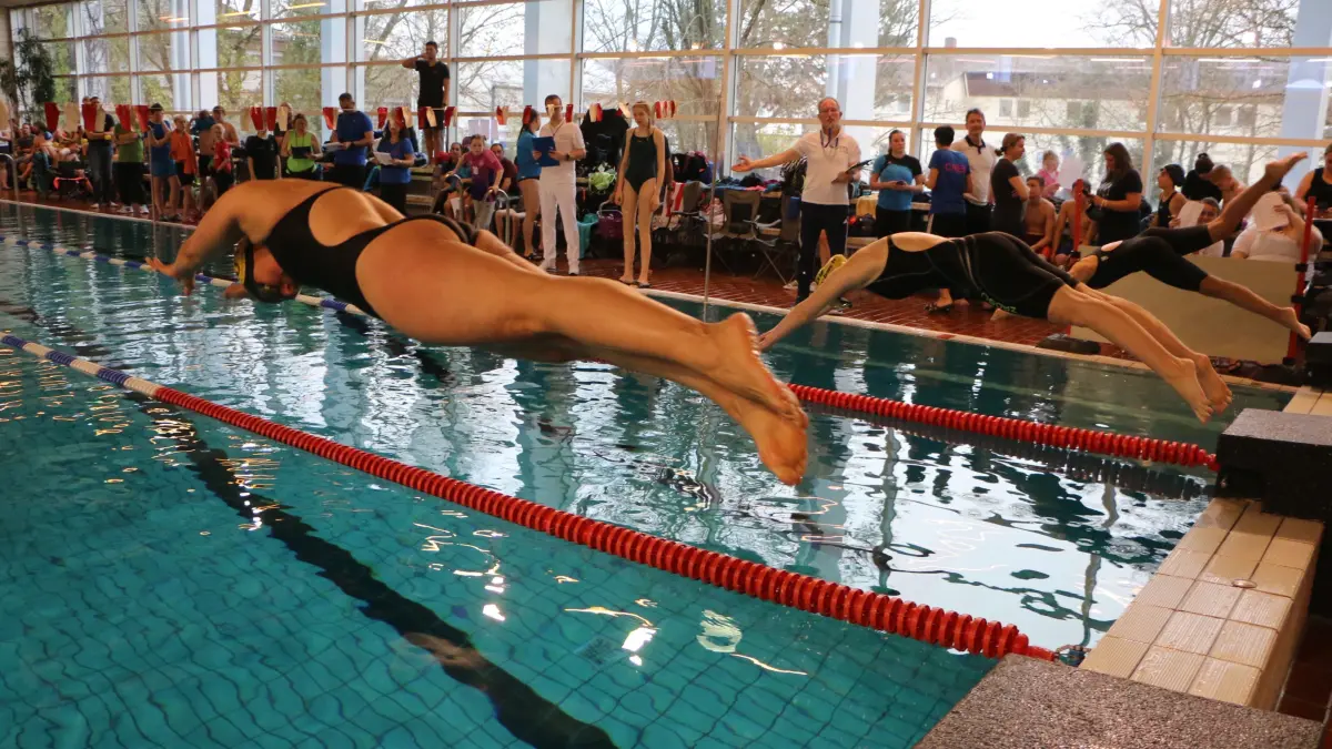 Auf die Plätze, fertig, los: Das Wettkampfbecken in Crailsheim ist 25 Meter lang, hat fünf Startbahnen, die durch Schwimmbahnleinen abgetrennt sind. Die Wassertemperatur beträgt circa 26 Grad.