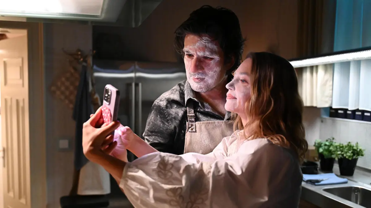 Maximilian (Francisco Medina) will Nathalie (Amrei Haardt) von Matteo ablenken und geht in die Vollen.