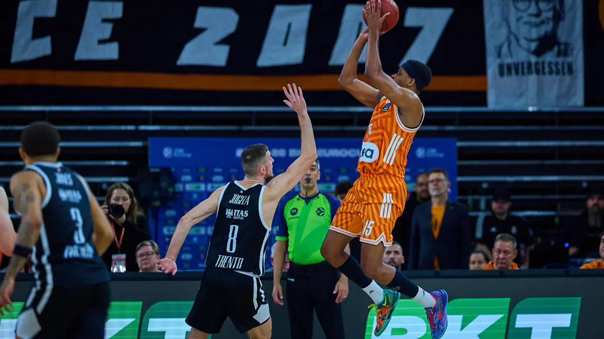 GER, ratiopharm ulm vs. Dolomiti Energia Trento, Basketball, 9. Spieltag, BKT EuroCup, Spielzeit 2025/2026, 04.12.2025 : Sprungwurf Justin Simon (ratiopharm ulm, #15)
GER, ratiopharm ulm vs. Dolomiti Energia Trento, Basketball, 9. Spieltag, BKT EuroCup, Spielzeit 2025/2026, 04.12.2025
Foto: Eibner-Pressefoto/Gerald Oelze-de Stoppany