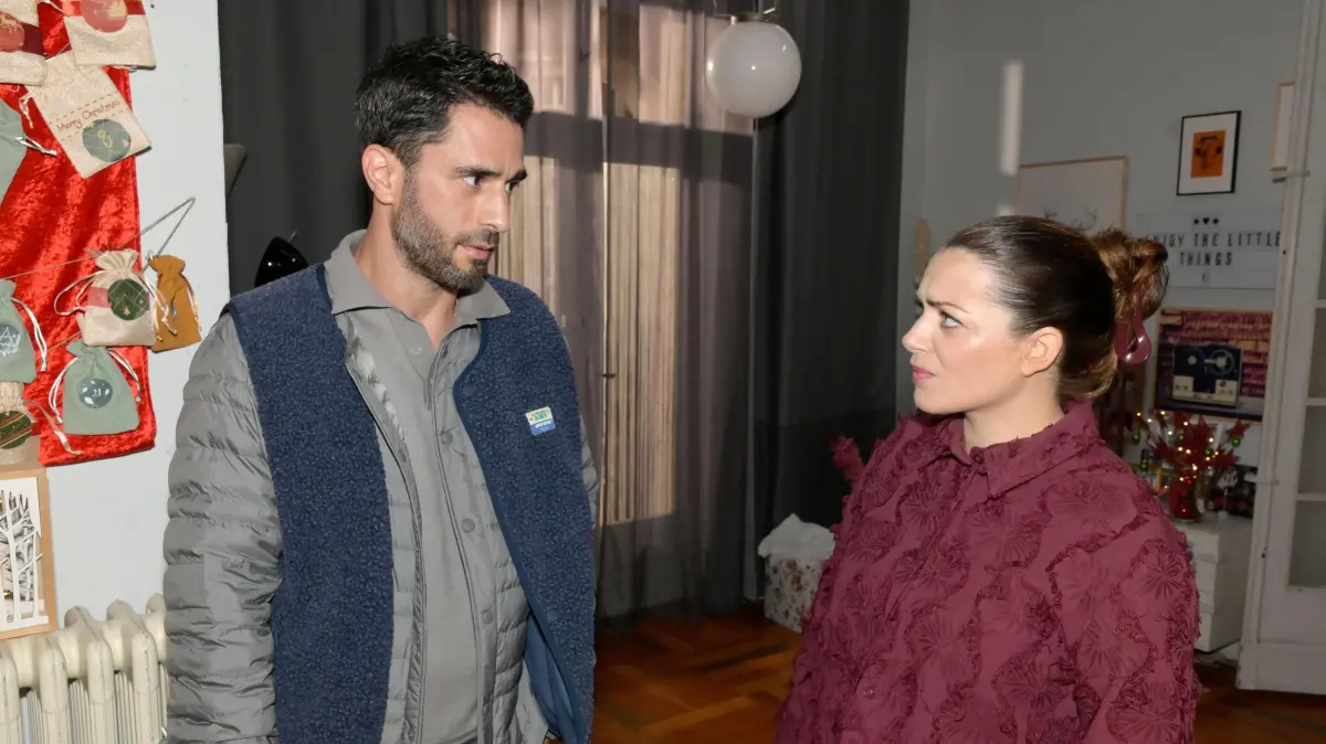 Tobias (Jan Kittmann) plant eine Überraschung für Emily (Anne Menden).