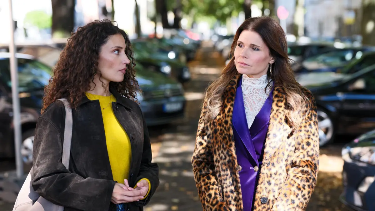 Britta (Tabea Heynig, r.) will Naomi (Nadine Menz) nicht bei sich aufnehmen.