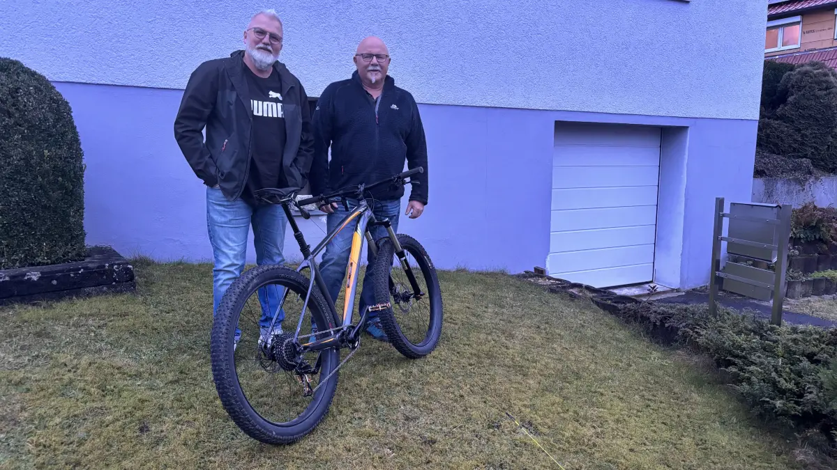 Die Albgeschwister Gerd und Achim Christner (von links) zeigen, wie ein Fahrrad dank Radanker und „Haurein" auf der Wiese schwebt.