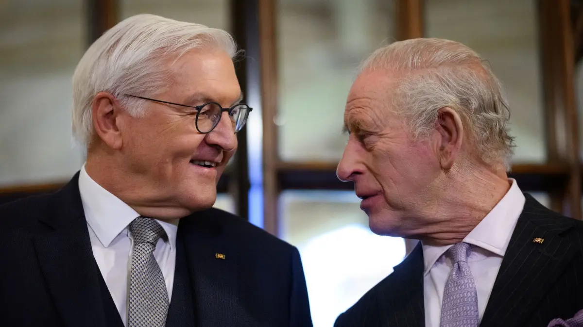 Bundespräsident Steinmeier in Großbritannien: dpatopbilder - 04.12.2025, Großbritannien, Windsor: Bundespräsident Frank-Walter Steinmeier (l) wird von König Charles III. im Schloss Windsor verabschiedet. Bundespräsident Steinmeier und seine Frau sind zu einem dreitägigen Staatsbesuch im Vereinigten Königreich Großbritannien und Nordirland. Foto: Bernd von Jutrczenka/dpa +++ dpa-Bildfunk +++