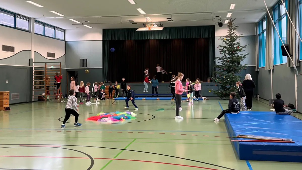 In der Stephan-Keck-Halle üben die Schülerinnen und Schüler der Kochertal-Grundschule in Sulzbach-Laufen für die Zirkus-Aufführung Weihnachtstraumtheater.