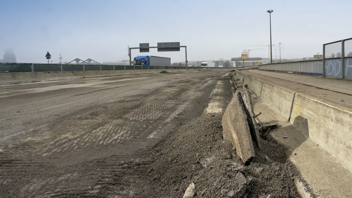 Wallstraßenbrücke: Asphalt ist schon abgefräst. Unter der Brücke lagern schon Gerüstteile für den Abbruch