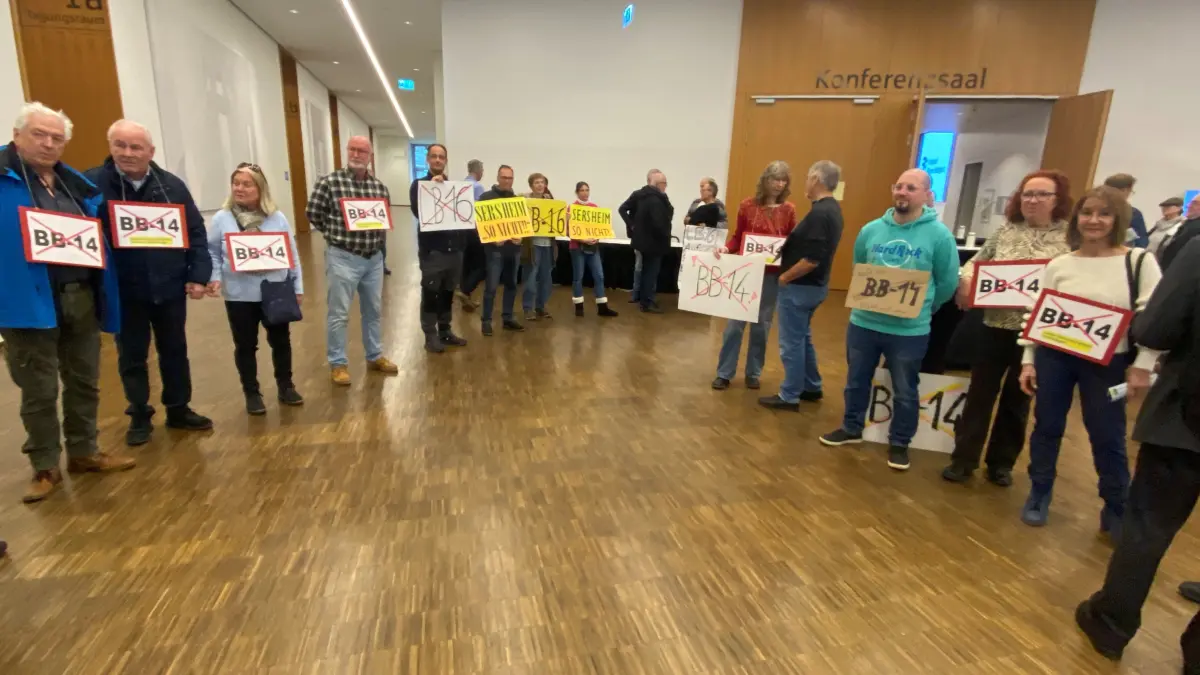 Windkraftgegner protestieren vor der Sitzung der Regionalversammlung in Suttgart gegen Vorranggebietec für Windkraft.