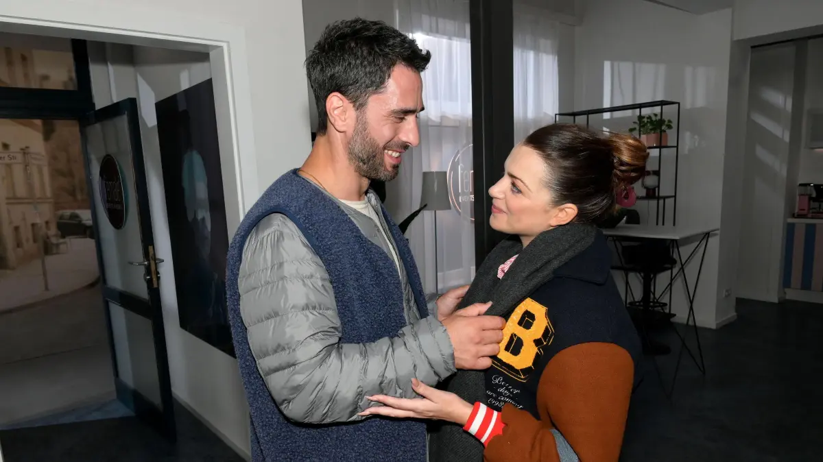 Tobias (Jan Kittmann) hat eine Überraschung für Emily (Anne Menden) vorbereitet. Er ahnt nicht, dass seine Aktion die Beziehung in eine tiefe Krise stürzen wird.