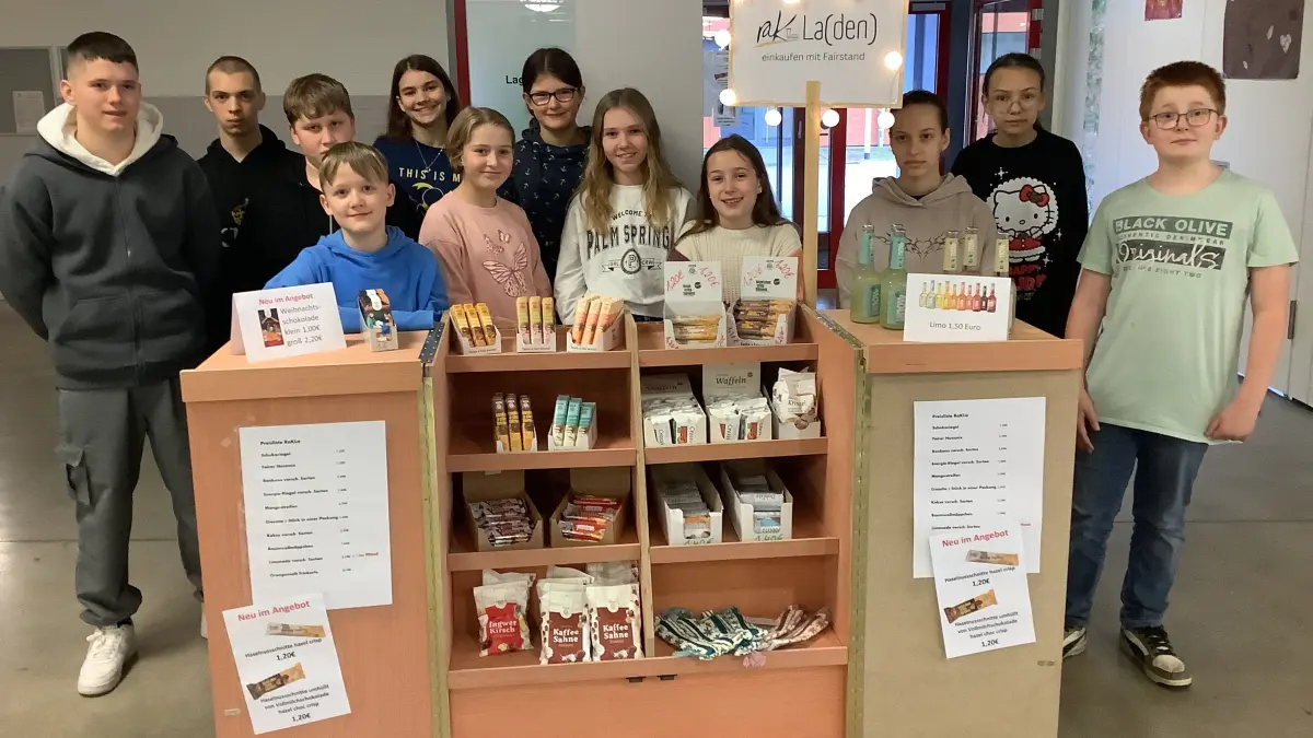 Crailsheim Realschule am Karlsberg Fairtrade-Team Bauchladen: Das Fairtrade-Team der Realschule am Karlsberg mit ihrem rollenden Bauchladen.