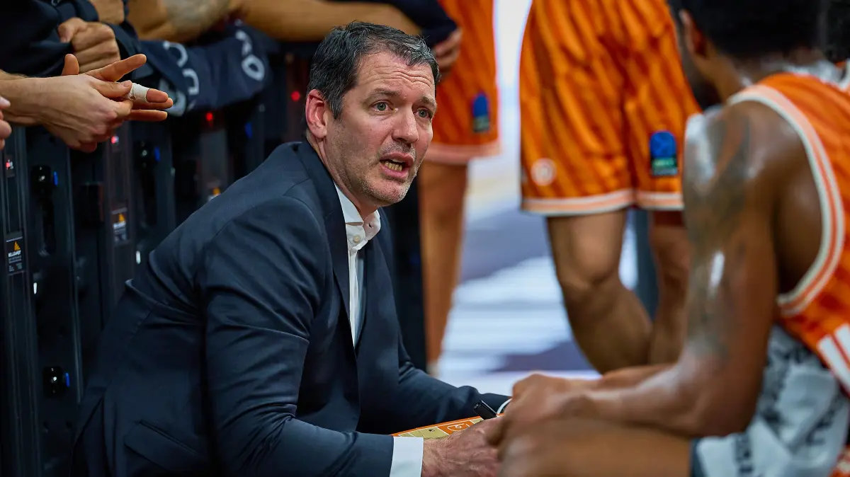 GER, ratiopharm ulm vs. Dolomiti Energia Trento, Basketball, 9. Spieltag, BKT EuroCup, Spielzeit 2025/2026, 04.12.2025 : Ty Harrelson (ratiopharm ulm, Head Coach) in der Auszeit
GER, ratiopharm ulm vs. Dolomiti Energia Trento, Basketball, 9. Spieltag, BKT EuroCup, Spielzeit 2025/2026, 04.12.2025
Foto: Eibner-Pressefoto/Gerald Oelze-de Stoppany