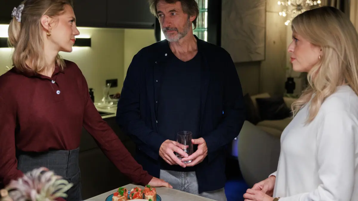 Stella (Bettine Langehein, l.) genießt es, die Oberhand zu haben. In der Mitte Jori (Guido Broscheit), rechts Patrizia (Miriam Lahnstein)