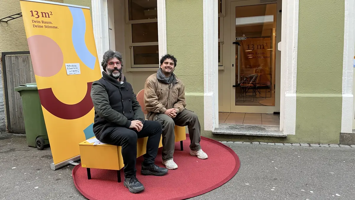 Zachary Gallant (links) und Lothar Weller vom Projekt "Politik auf 13 Quadratmeter"