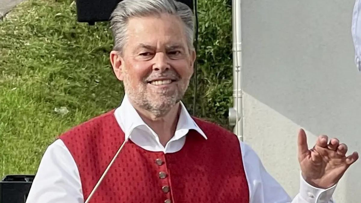 Hans-Peter Schwab dirigiert seit 45 Jahren Blasorchester in der Region.