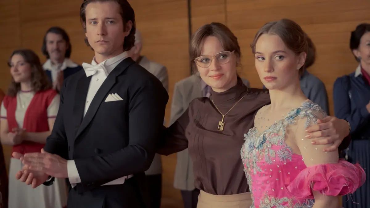 Monika Franck-Schöllack (Sonja Gerhardt, 2.v.l.) setzt all ihre Hoffnungen auf die Tanzkarriere ihrer Tochter Dorli Schöllack (Carlotta Bähre, r.).