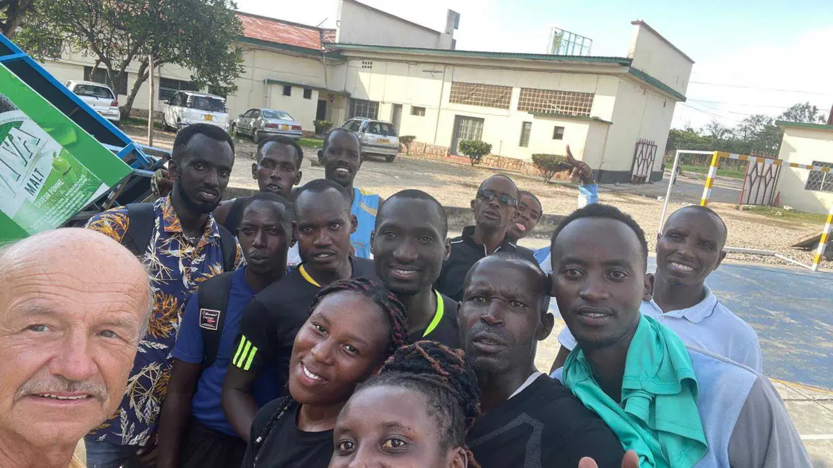 Handball-Trainer Hans-Jürgen Beutel aus Geislingen beim Projekt 2023 in Bujumbura/Burundizusammen mit seinen Schülern