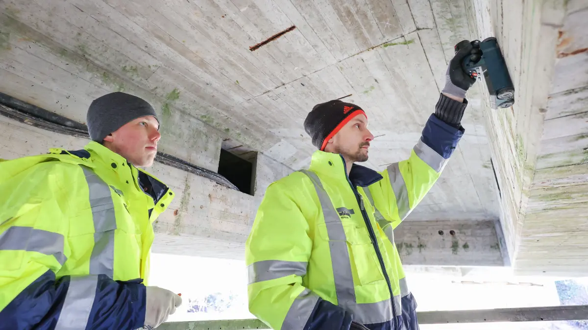 Kocherbrücke in Steinbach - Die Bauwerksüberwachung durch Lichtsignalleiter wird vorbereitet. Der Verkehr ist auf sechs Tonnen begrenzt. Matthias Bunz (mit erät) und Alexander Manz von Ingenieurbüro Schömig-Plan stehen unter der Brücke und zeichnen die Stellen für die Fräsungen vor