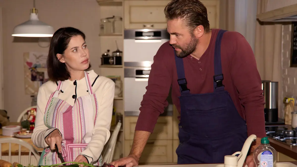 Bambi (Ben Heinrich) braucht dringend ein Büro für seine mobile Werkstatt. Rechts: Sina (Valea Scalabrino)