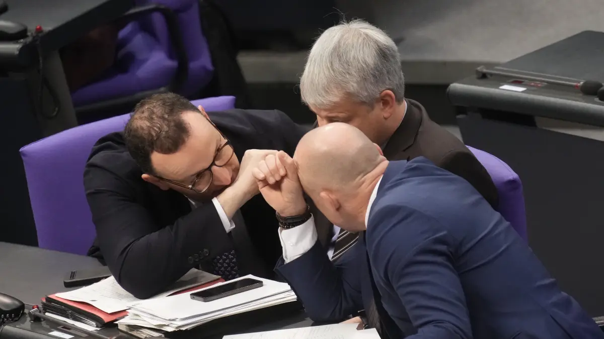 Jens Spahn (CDU, l-r), CDU/CSU Fraktionsvorsitzender im Bundestag, Steffen Bilger (CDU), Erster Parlamentarischer Geschäftsführer der Unionsfraktion, und Alexander Hoffmann, CSU Landesgruppenvorsitzender im Bundestag, nehmen an der Debatte im Bundestag teil. +++ dpa-Bildfunk +++