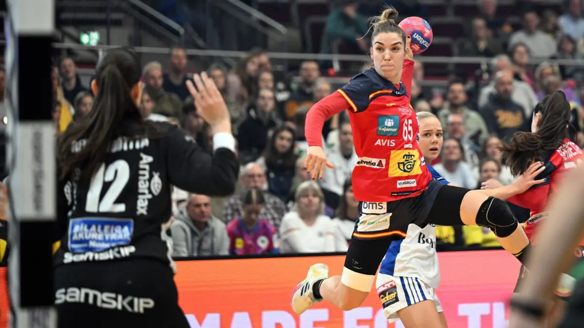 Island - Spanien: 04.12.2025, Nordrhein-Westfalen, Dortmund: Handball, Frauen: WM, Island - Spanien, Hauptrunde, Gruppe 2, 2. Spieltag, Hafdis Renötudottir (l, Island) und Anne Erauskin Martinez (Spanien) in Aktion. Foto: Federico Gambarini/dpa +++ dpa-Bildfunk +++
