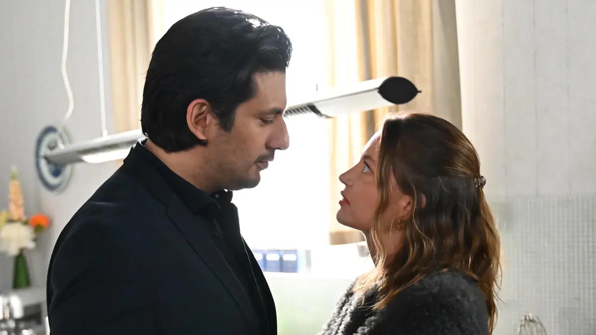 Maximilian (Francisco Medina) und Nathalie (Amrei Haardt) haben miteinander geschlafen.