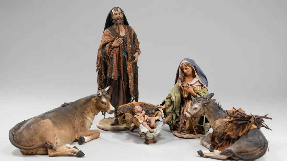 Maria, Josef und Jesuskind, mit Ochs und Esel. Eine zeitgenössische Krippe von Angela Tripi im Bayerischen Nationalmuseum.